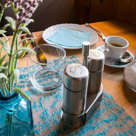 Loewen Garni - ホテル